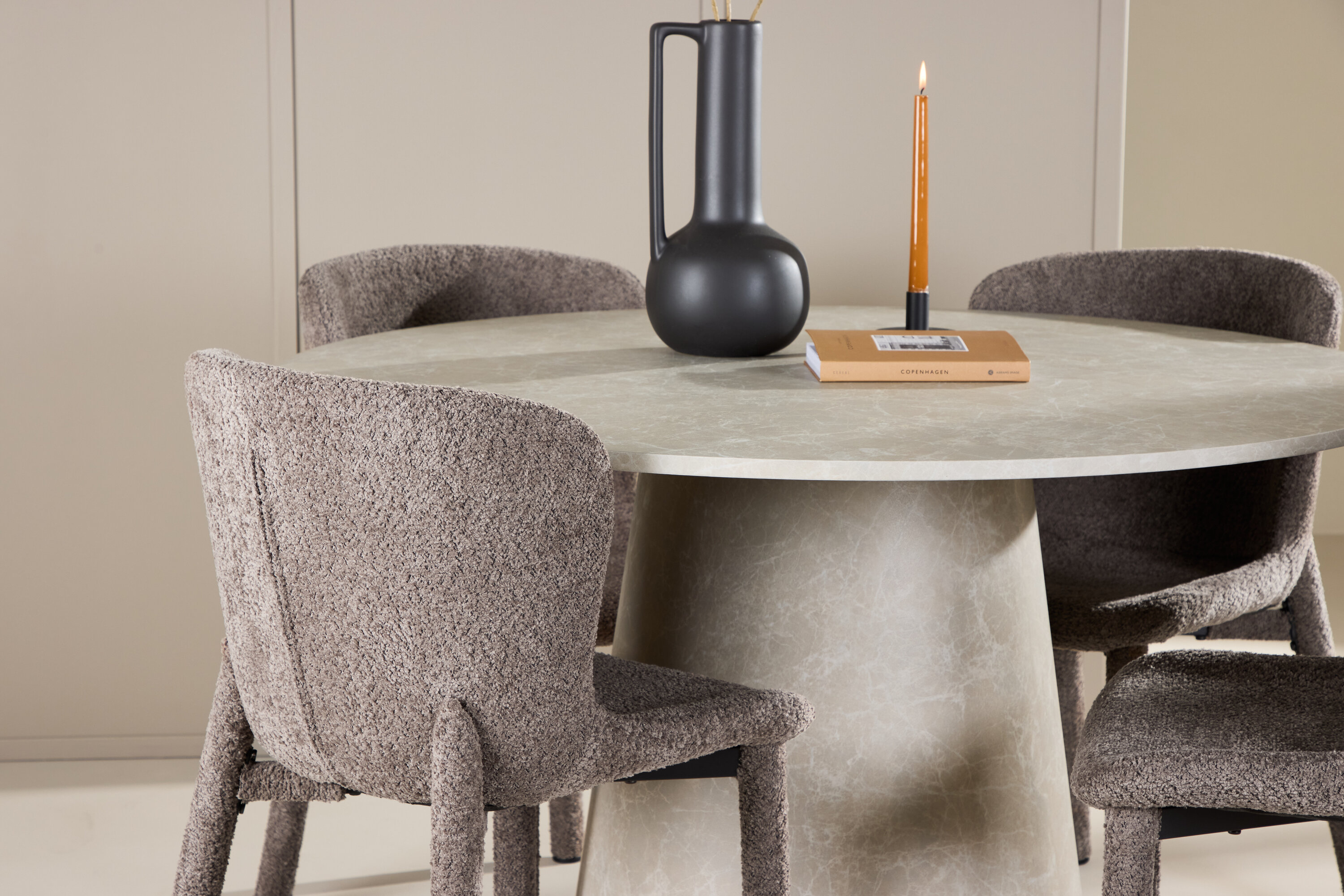 Lanzo, Astoria ensemble repas rond beige, marron en situation dans une pièce décorée