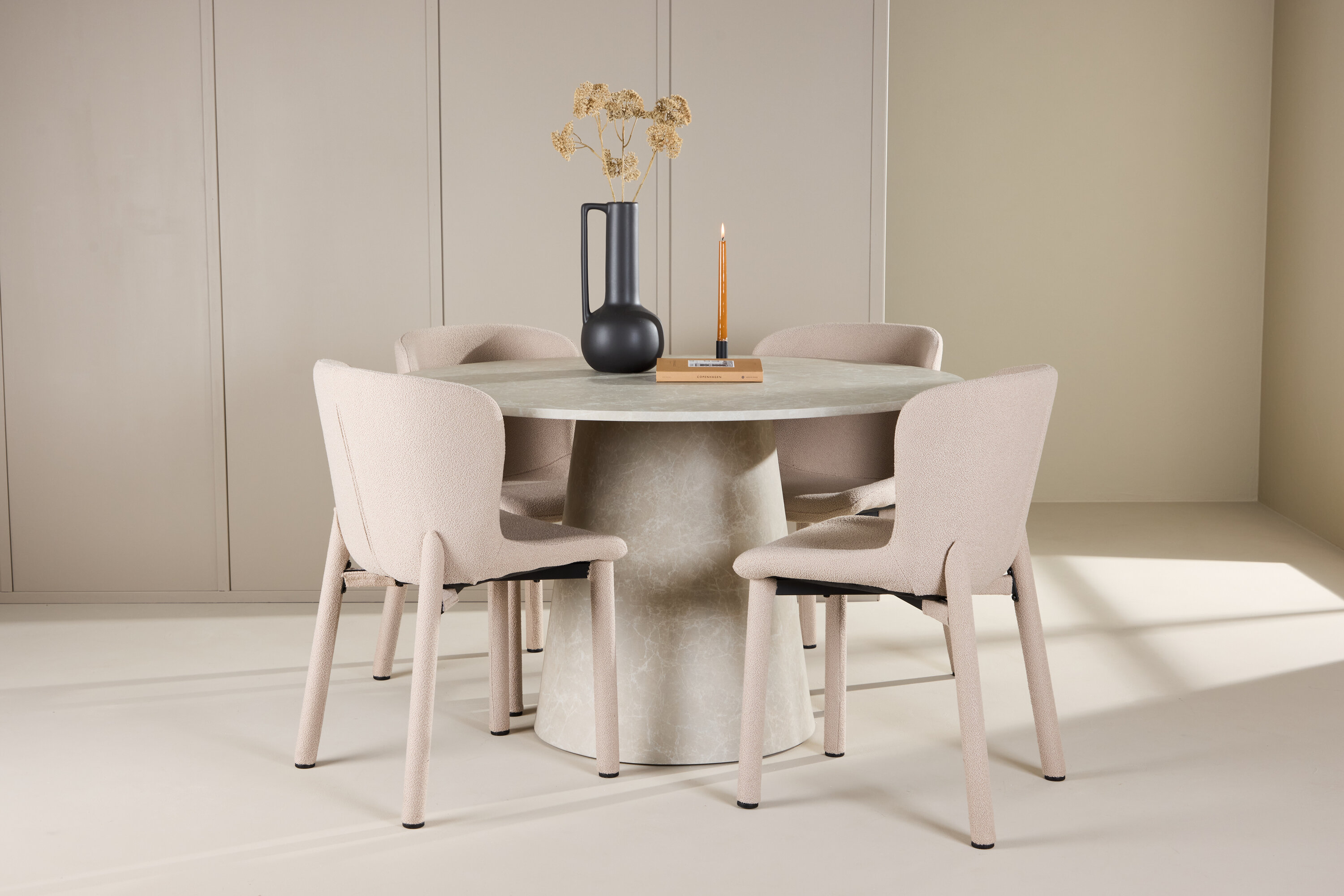Lanzo, Astoria ensemble repas rond beige en situation dans une pièce décorée