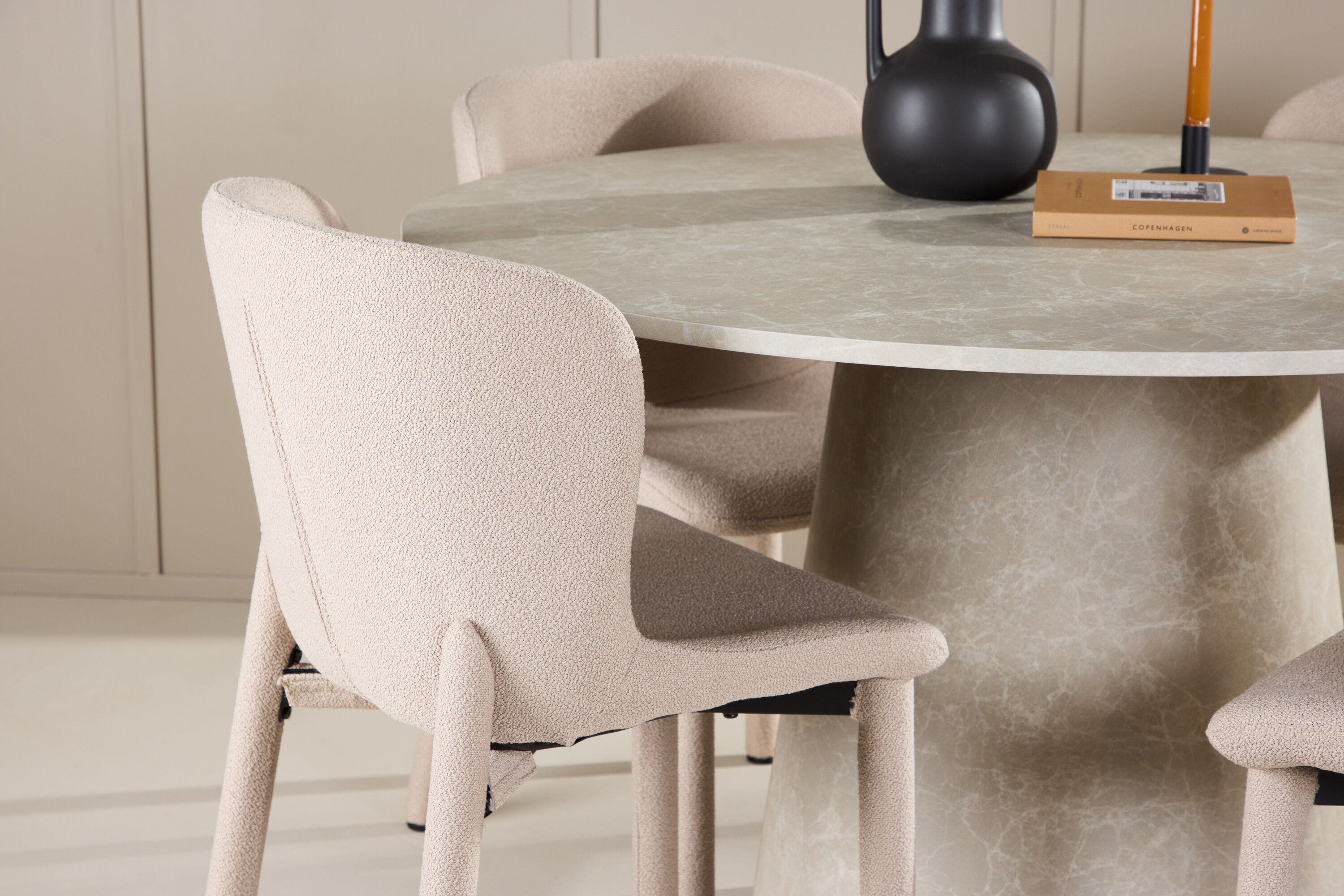Lanzo, Astoria ensemble repas rond beige en situation dans une pièce décorée