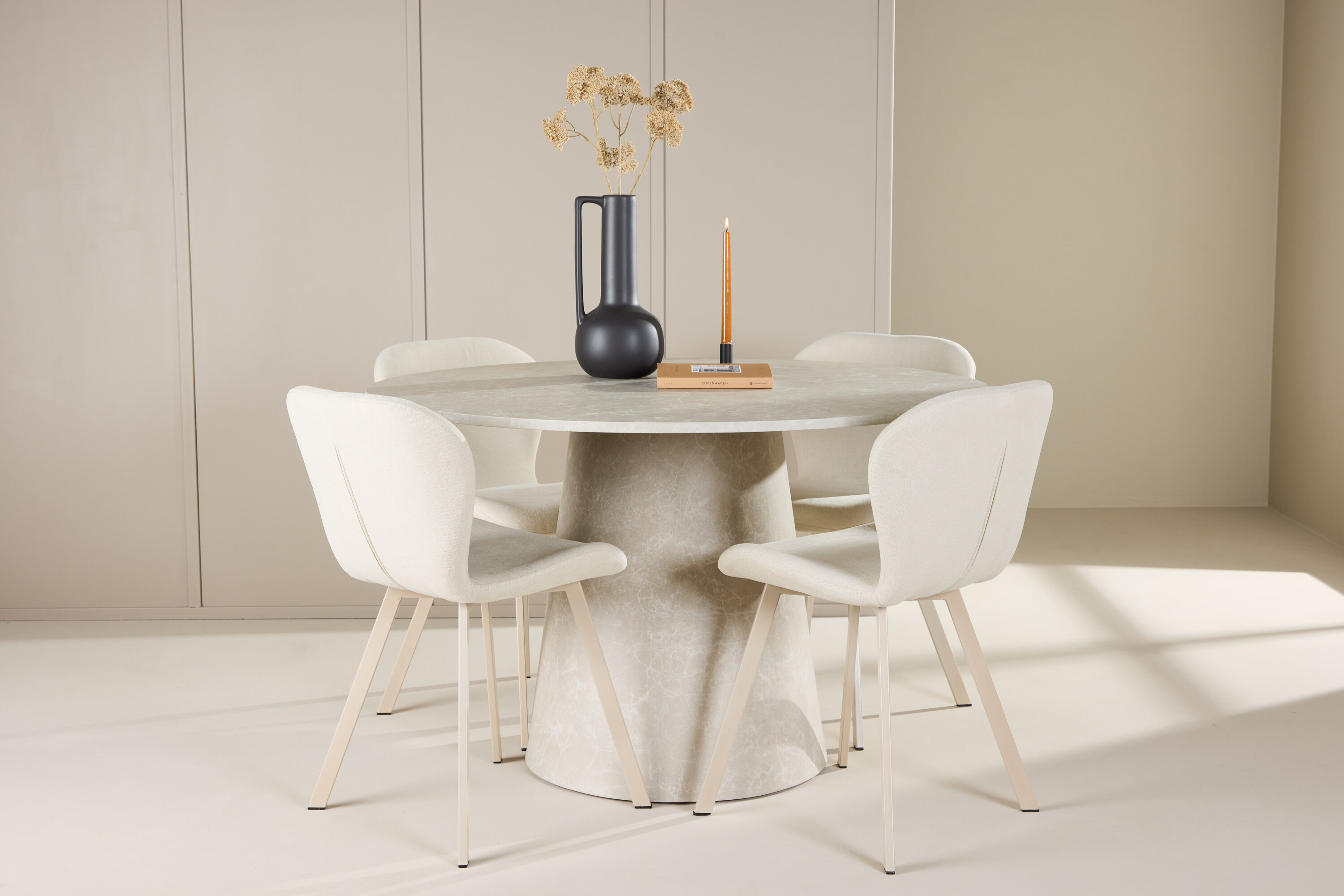 Lanzo, Lilja ensemble repas rond beige en situation dans une pièce décorée