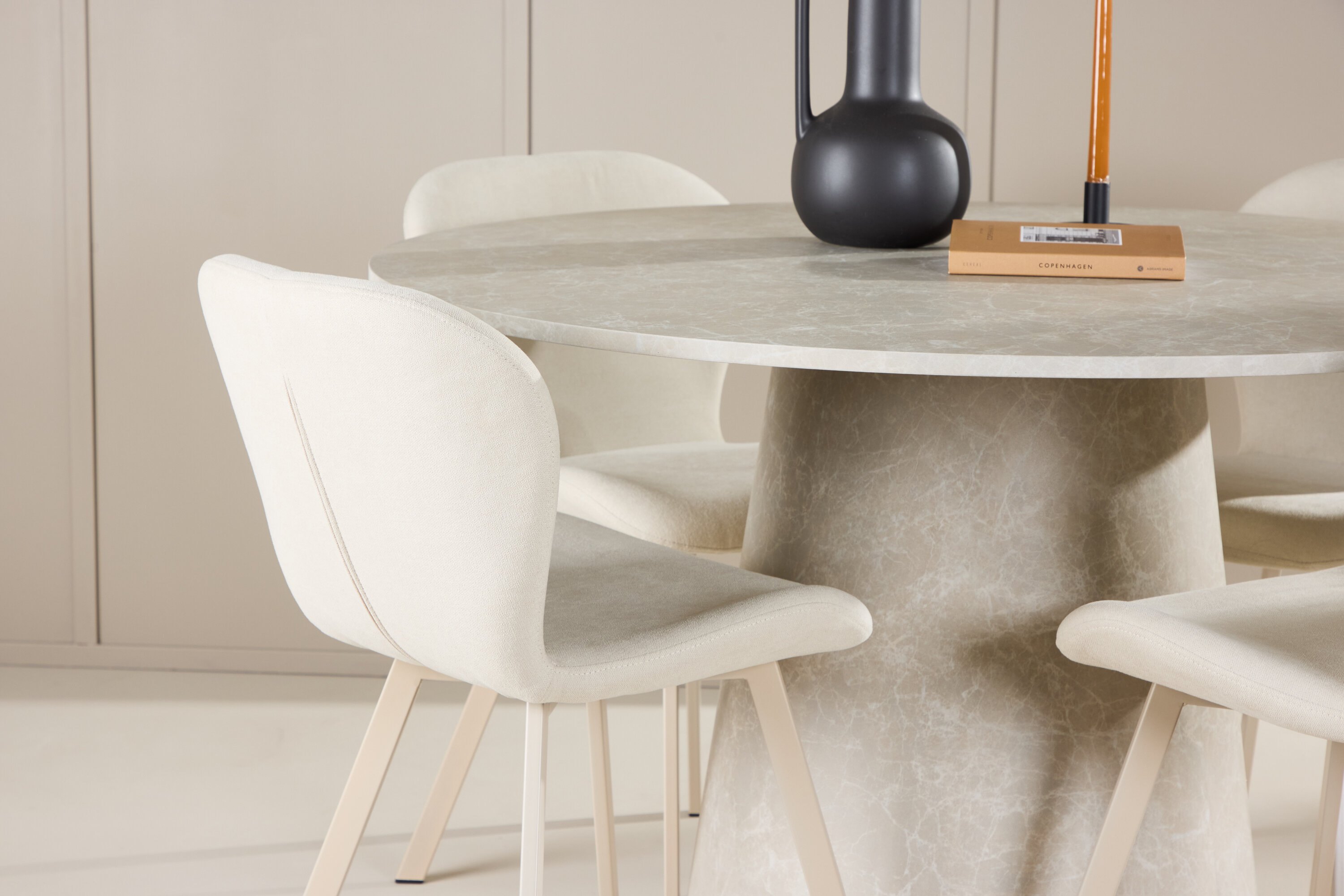 Lanzo, Lilja ensemble repas rond beige en situation dans une pièce décorée