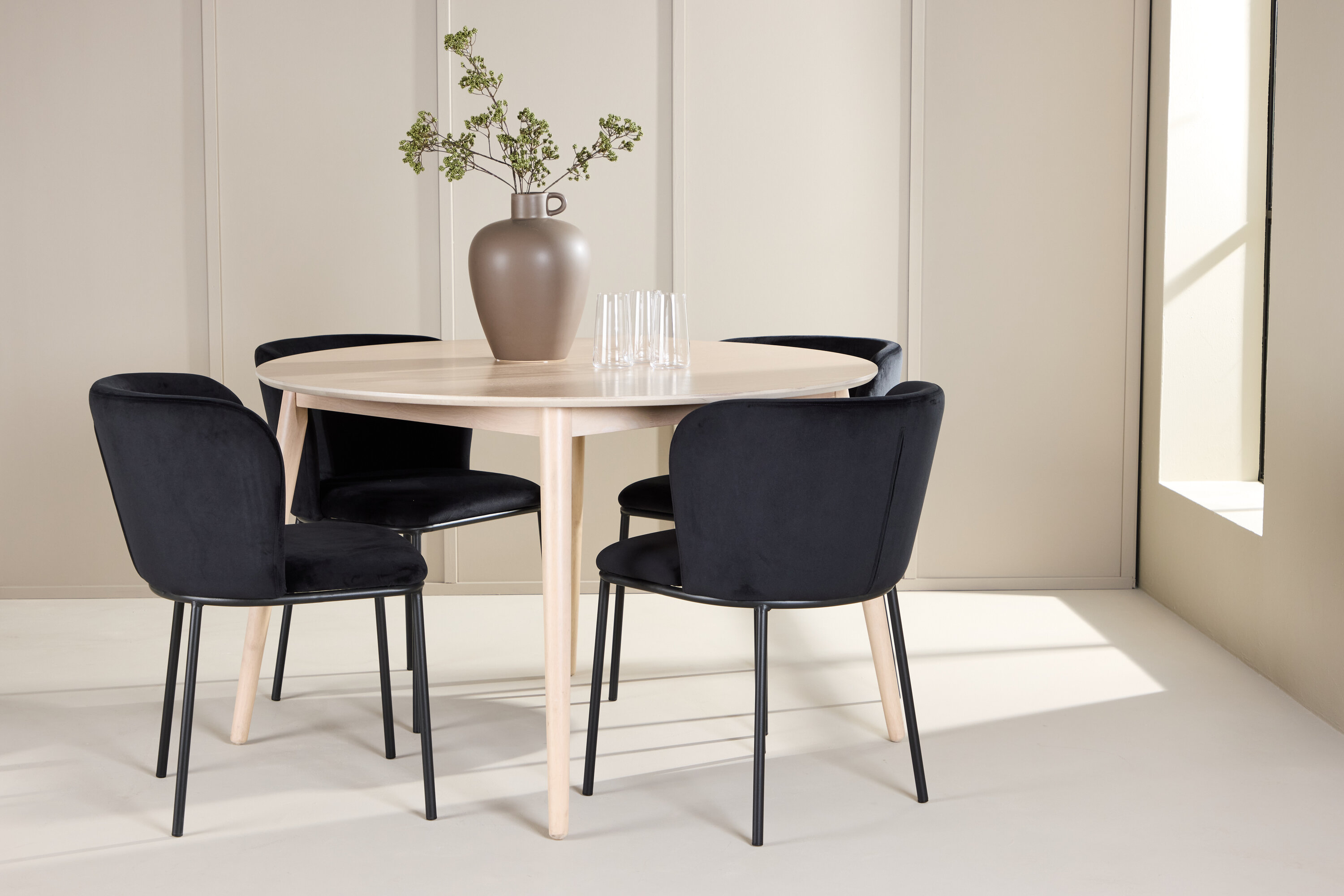 Flora, Edina ensemble repas rond blanchi, noir en situation dans une pièce décorée