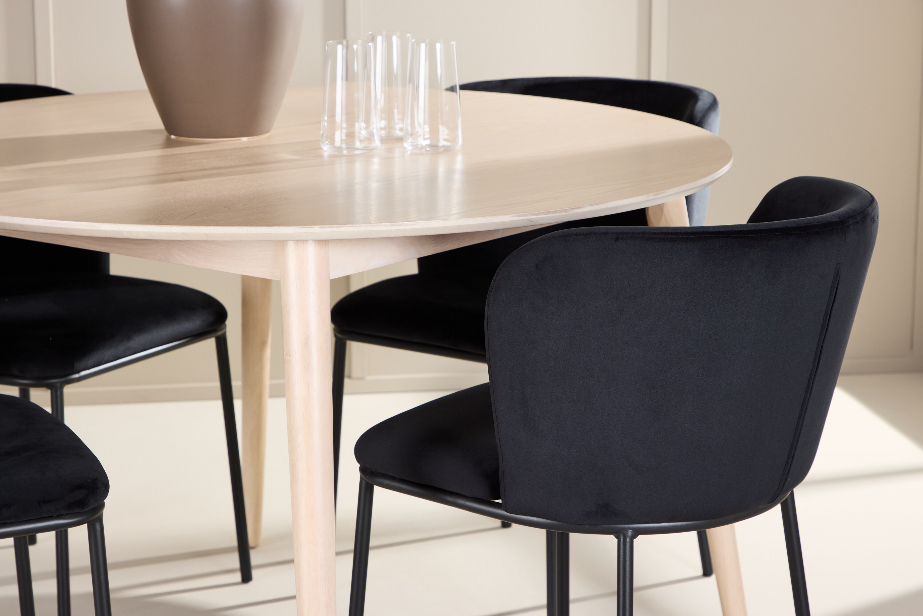 Flora, Edina ensemble repas rond blanchi, noir en situation dans une pièce décorée