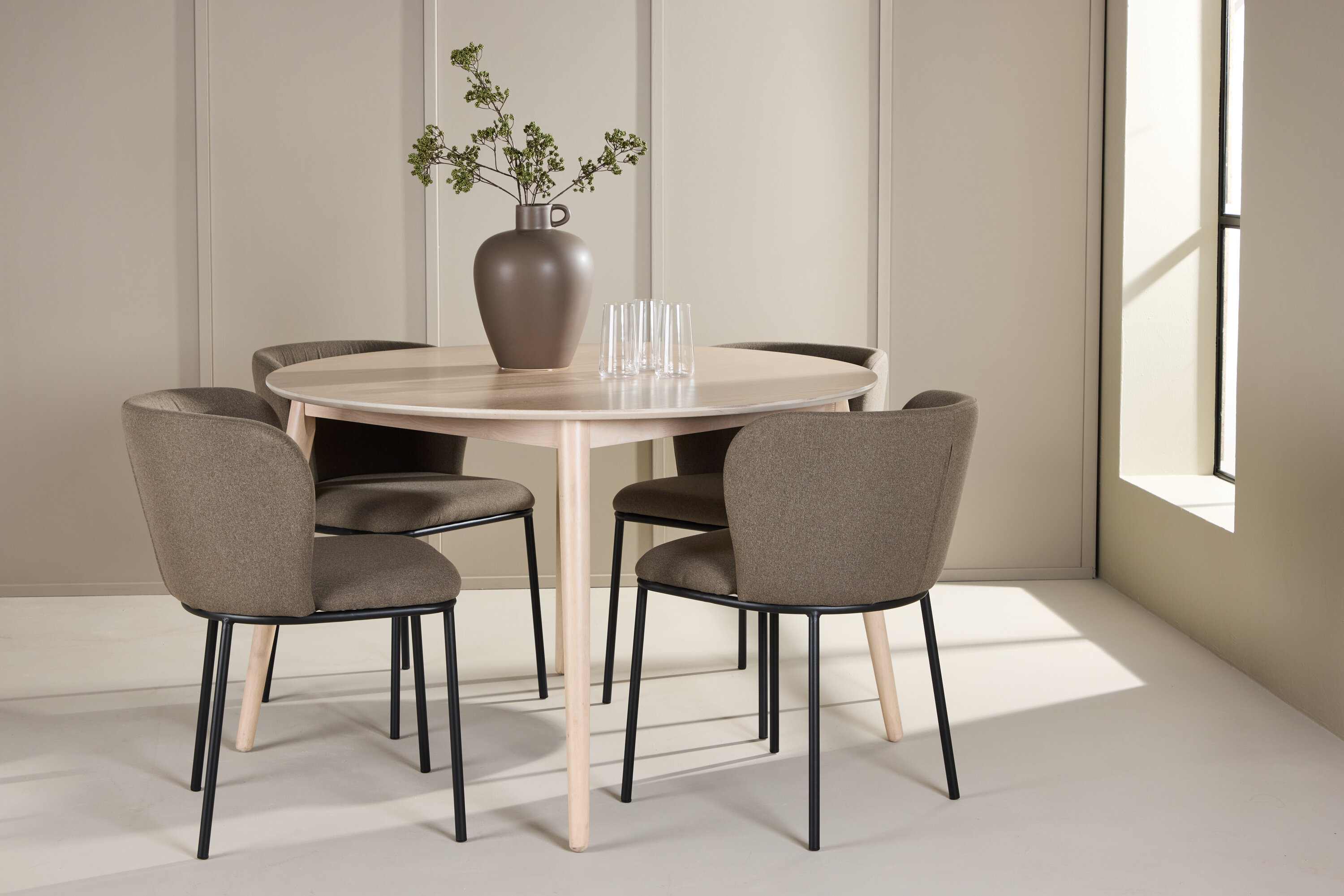 Flora, Edina ensemble repas rond blanchi, noir, marron en situation dans une pièce décorée