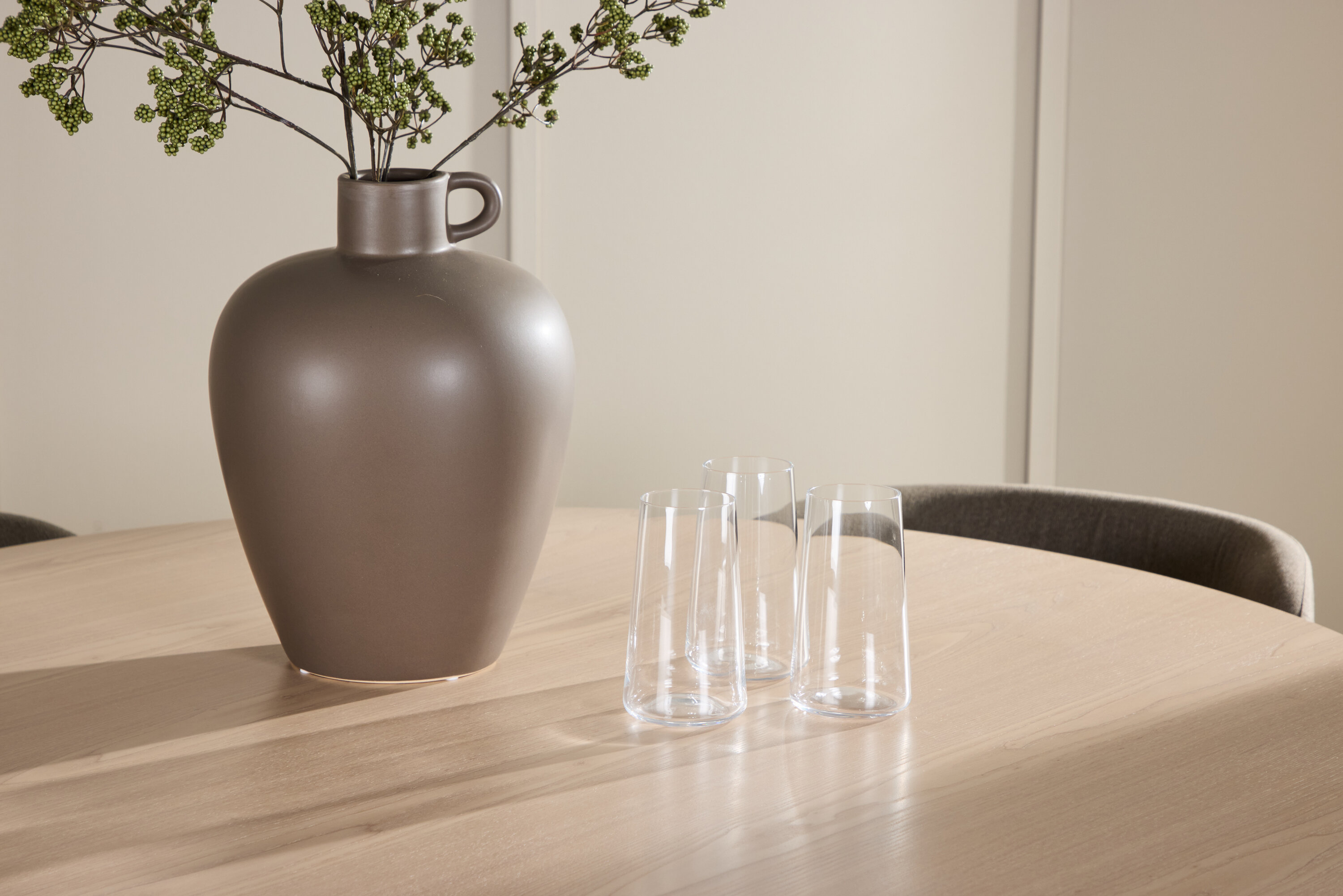 Flora, Edina ensemble repas rond blanchi, noir, marron en situation dans une pièce décorée
