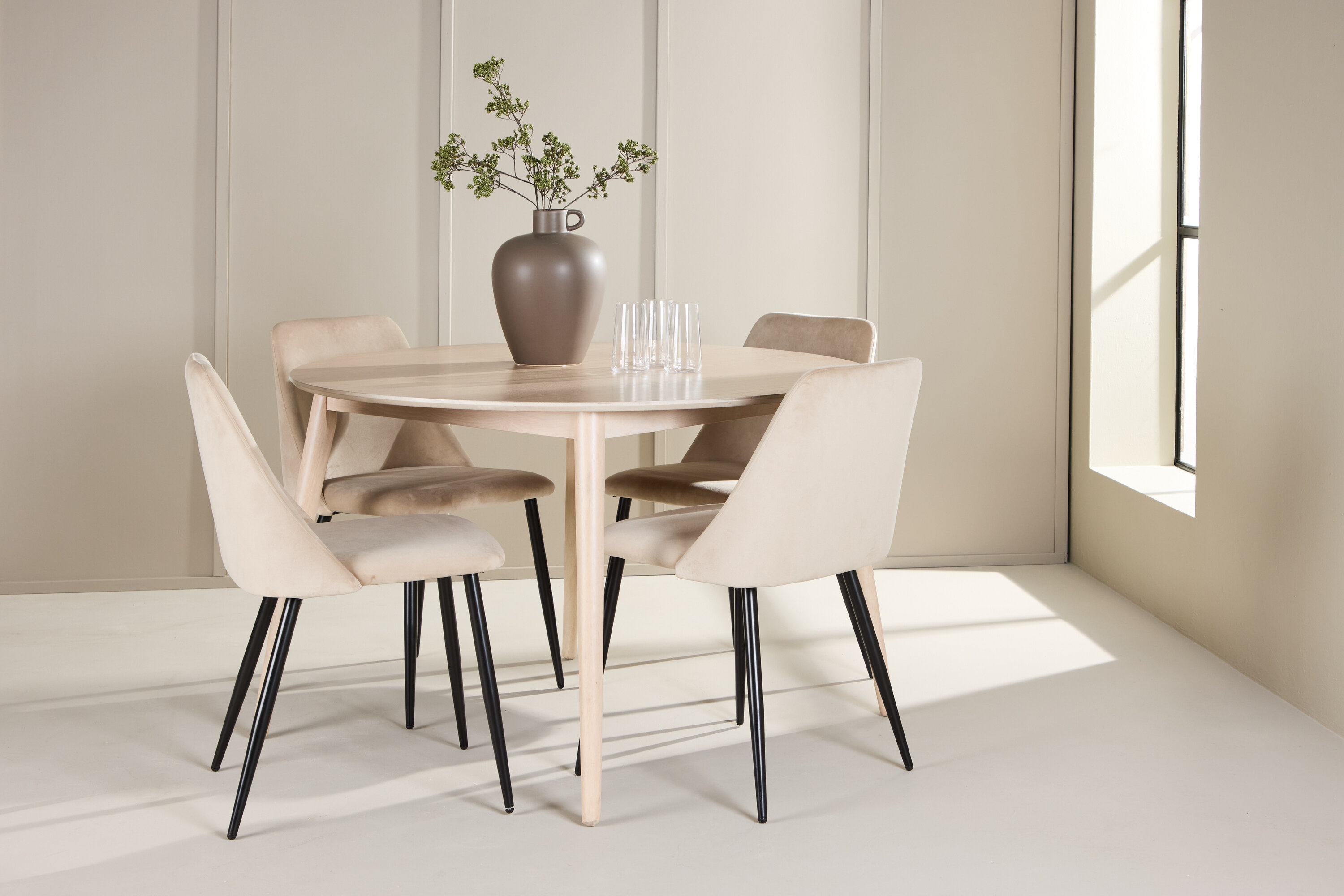 Flora, Night ensemble repas rond blanchi, beige, noir en situation dans une pièce décorée