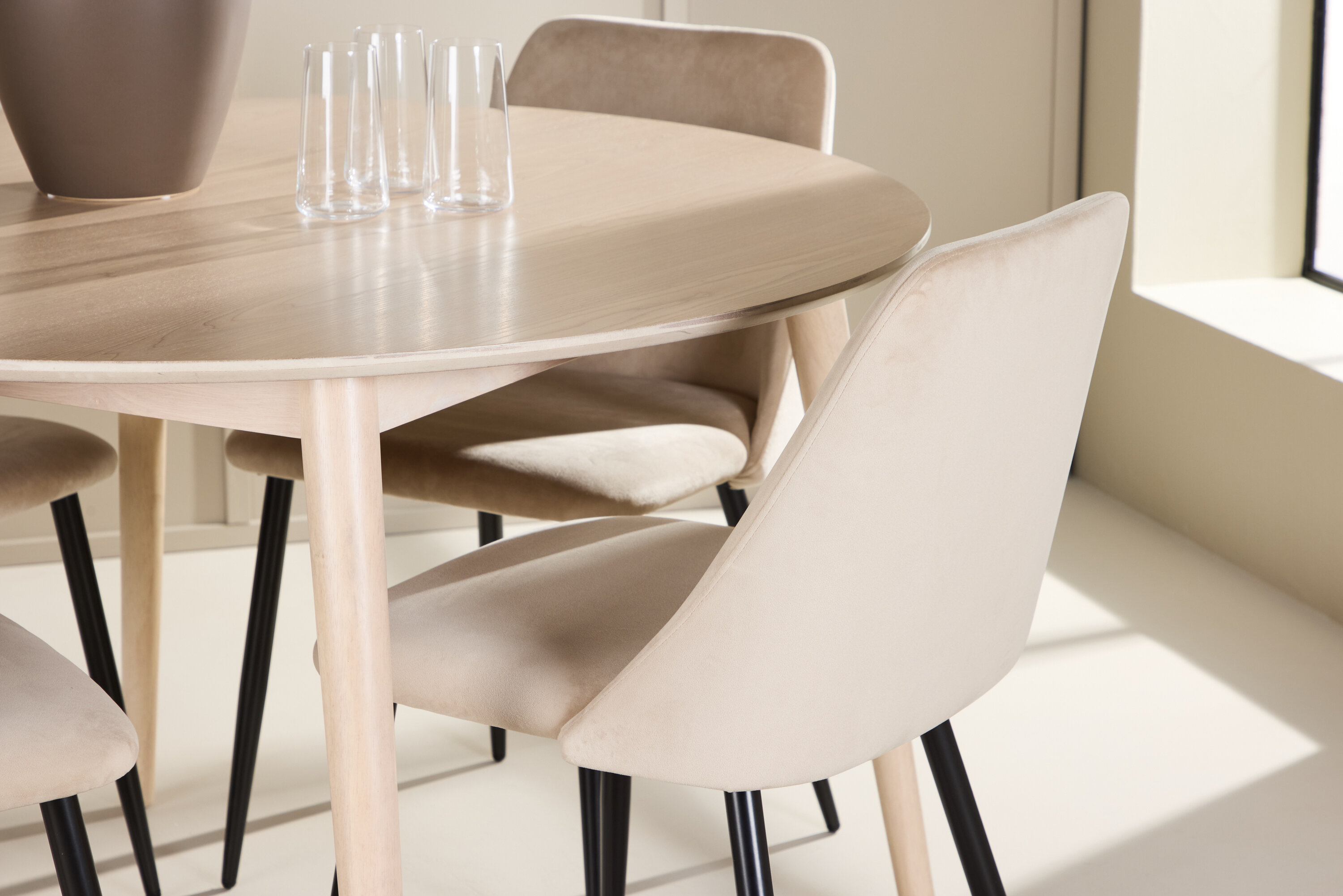 Flora, Night ensemble repas rond blanchi, beige, noir en situation dans une pièce décorée