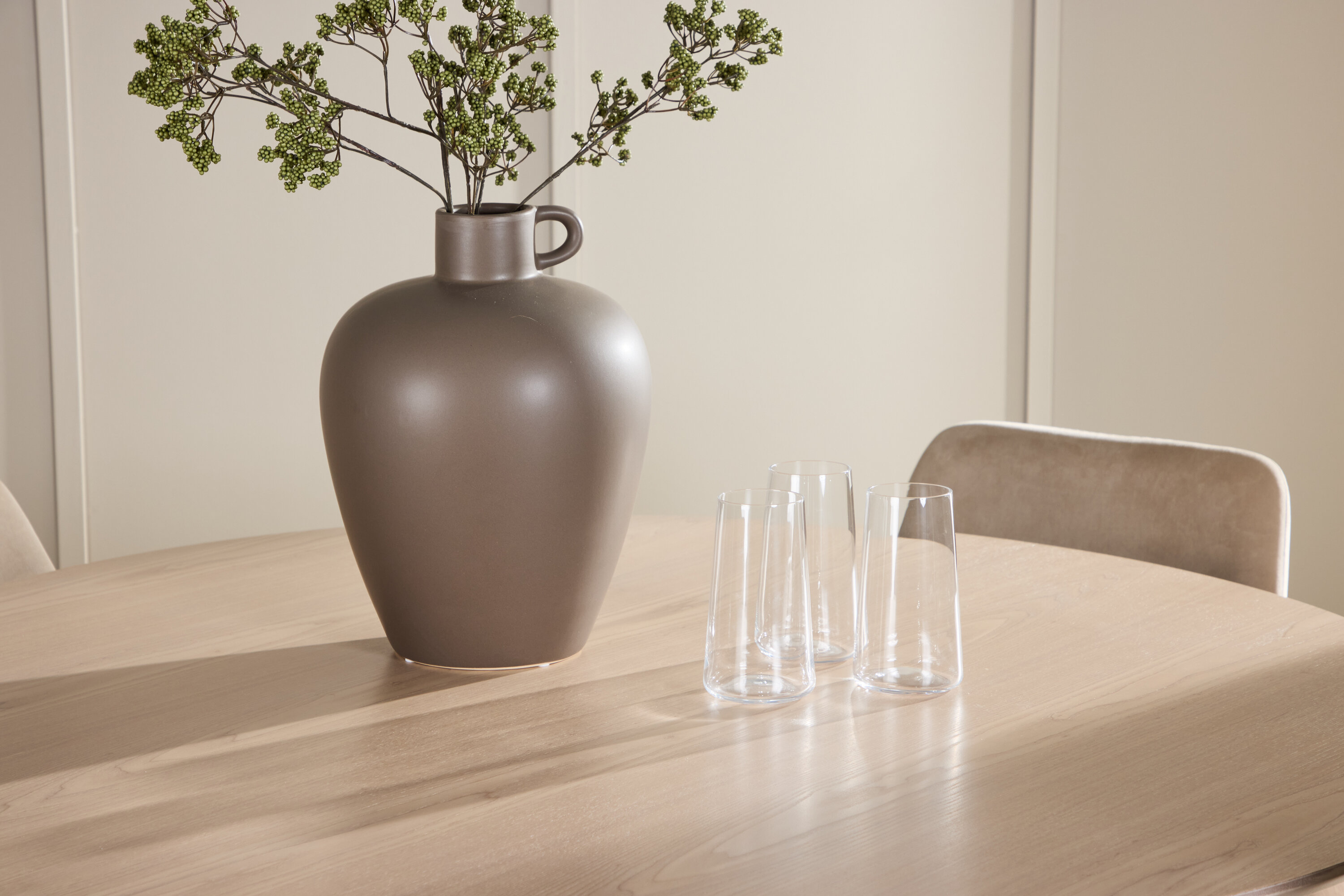 Flora, Night ensemble repas rond blanchi, beige, noir en situation dans une pièce décorée