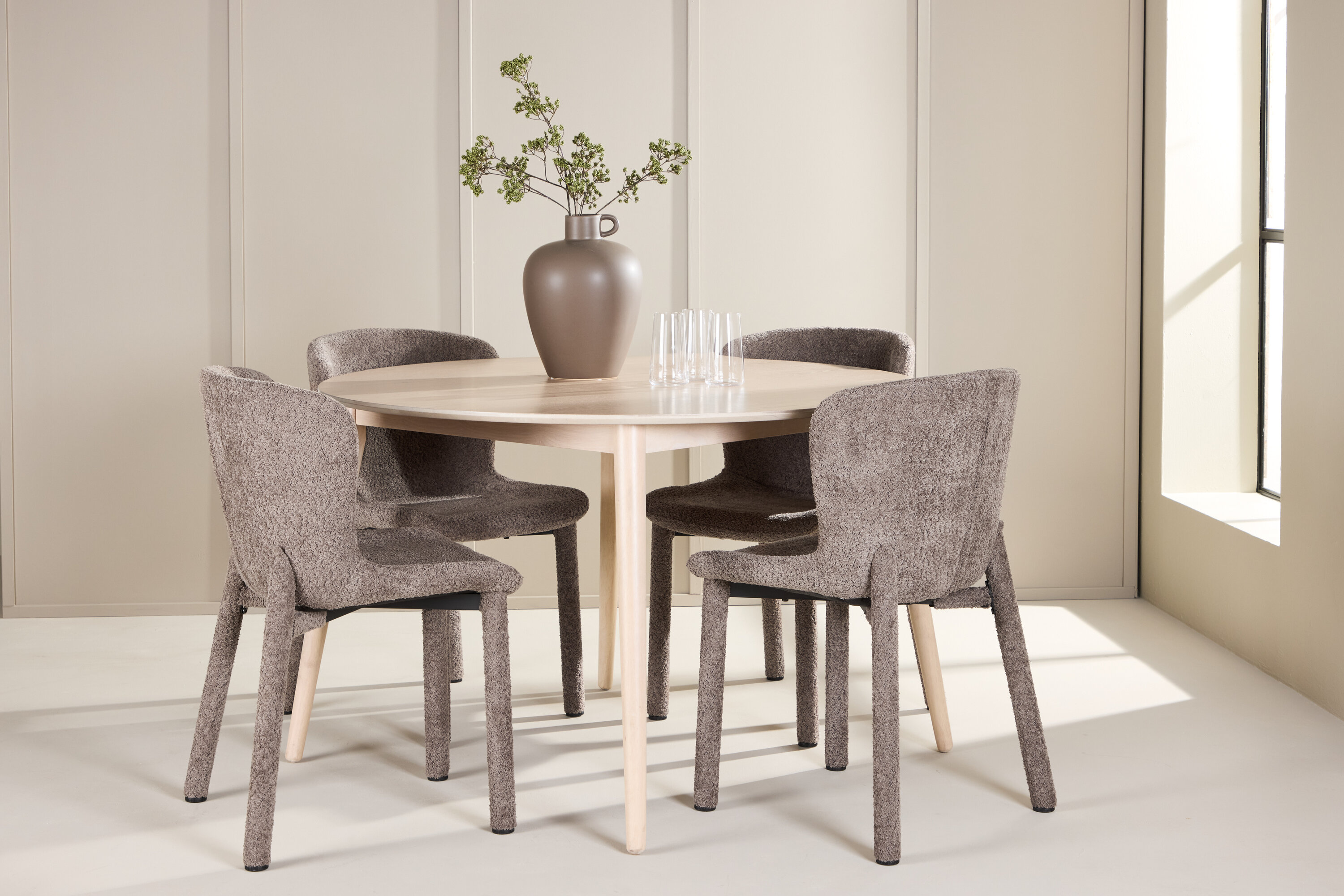 Flora, Astoria ensemble repas rond blanchi, marron en situation dans une pièce décorée