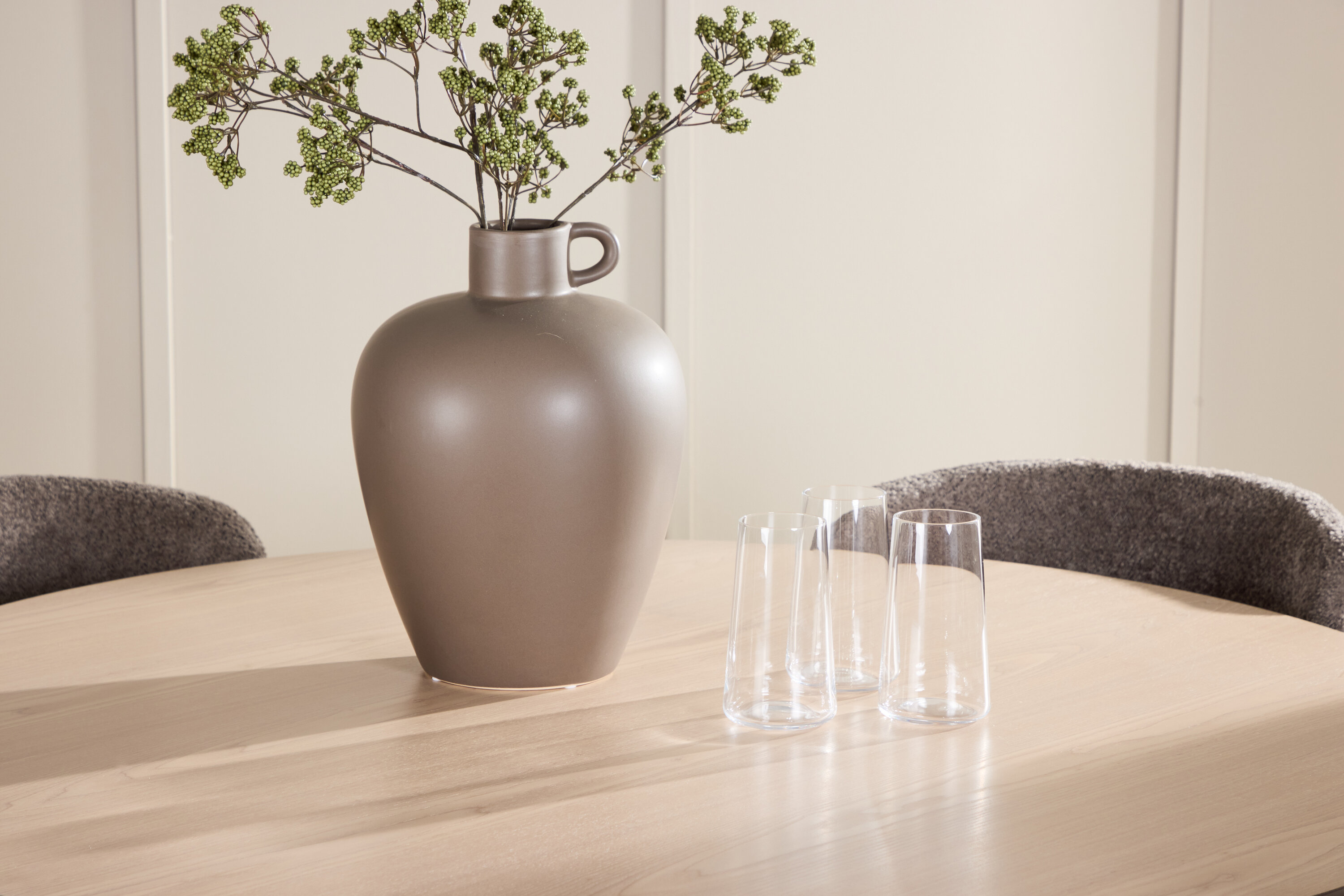 Flora, Astoria ensemble repas rond blanchi, marron en situation dans une pièce décorée