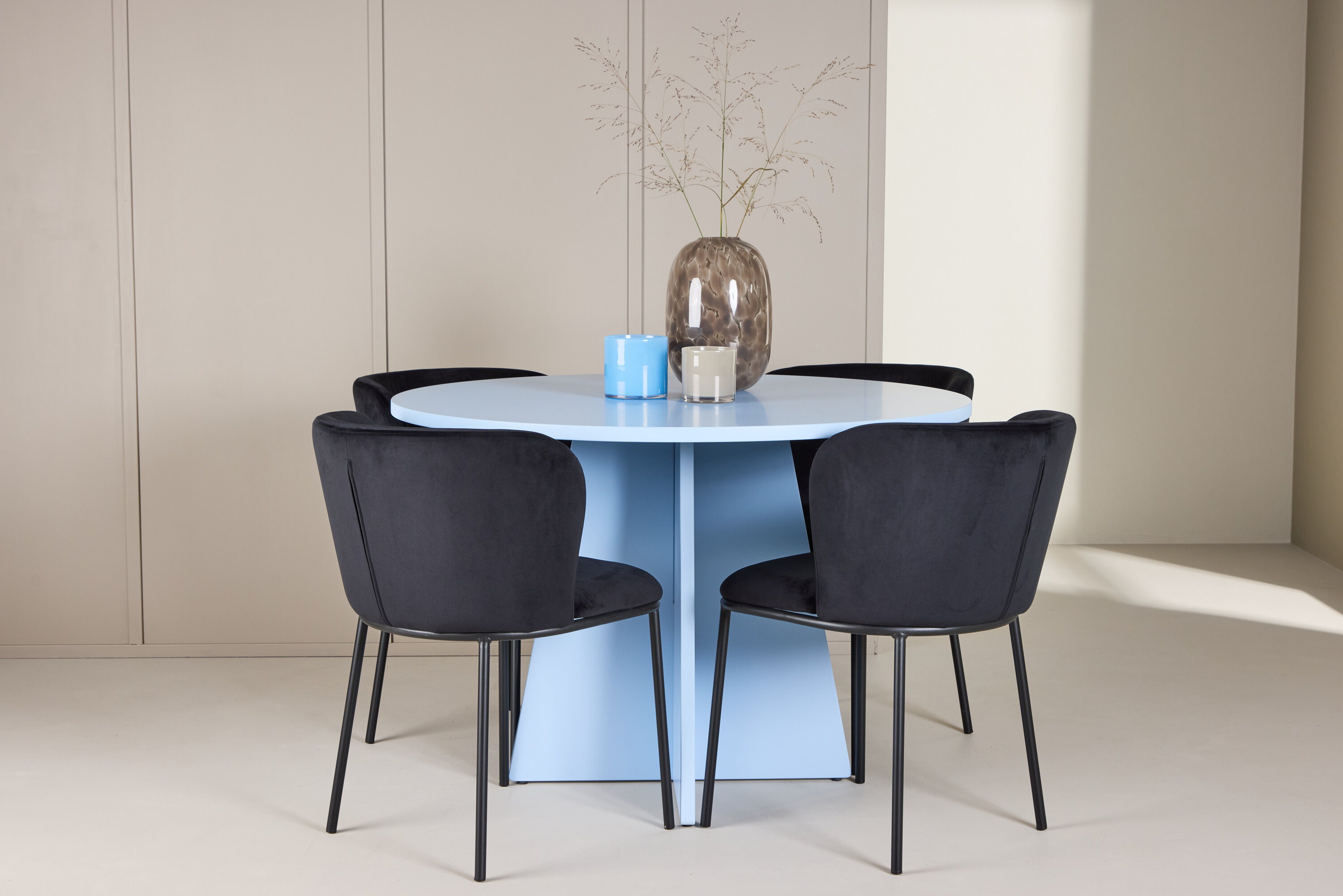 Bootcut, Edina ensemble repas rond bleu, noir en situation dans une pièce décorée