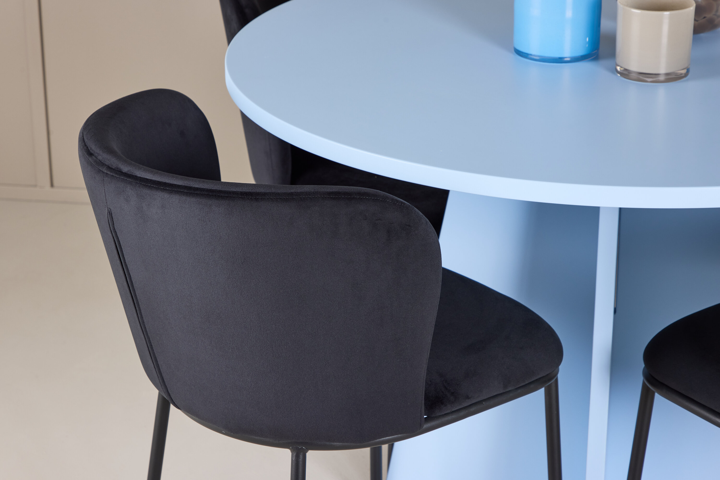 Bootcut, Edina ensemble repas rond bleu, noir en situation dans une pièce décorée