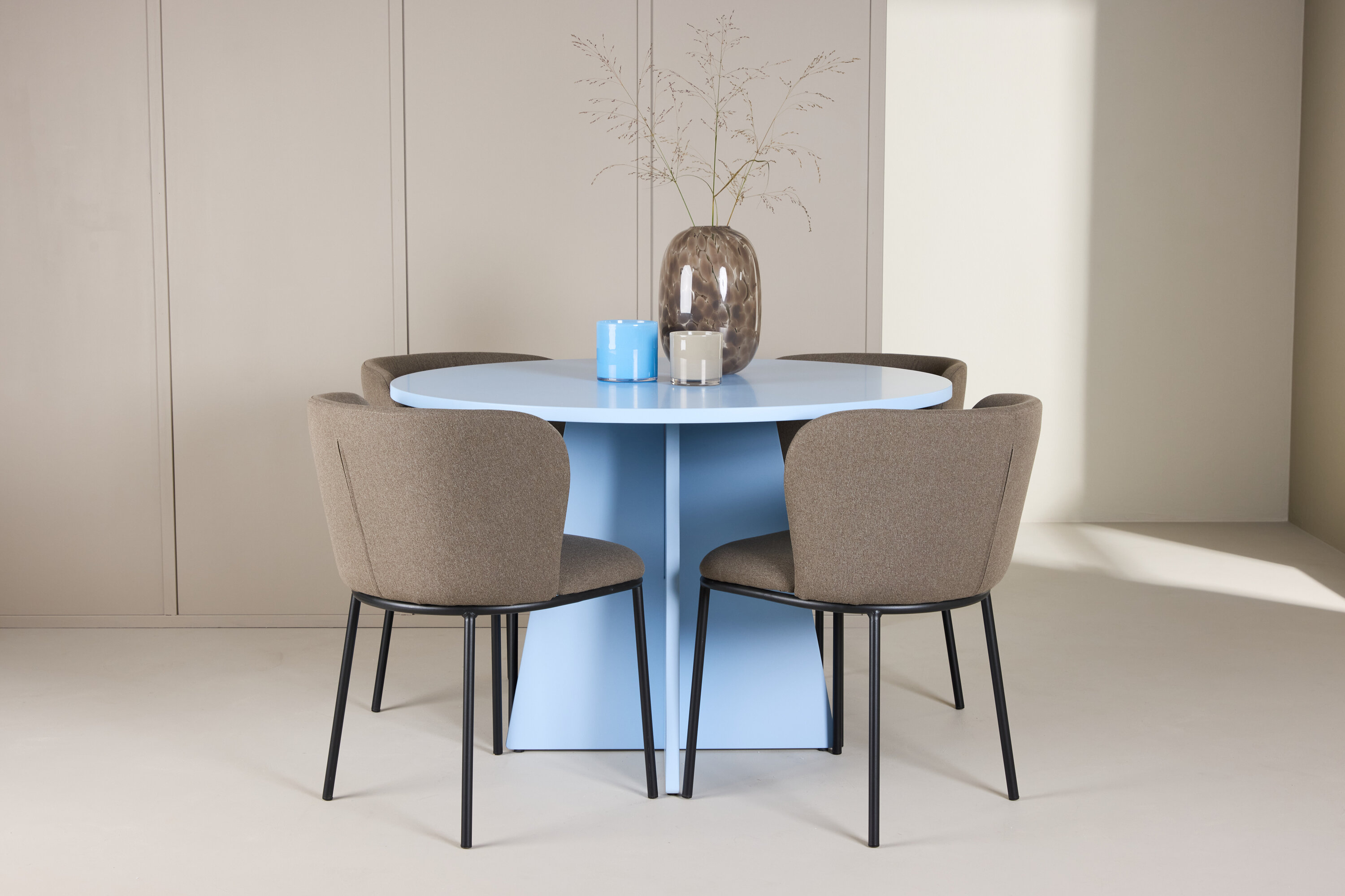 Bootcut, Edina ensemble repas rond bleu, noir, marron en situation dans une pièce décorée