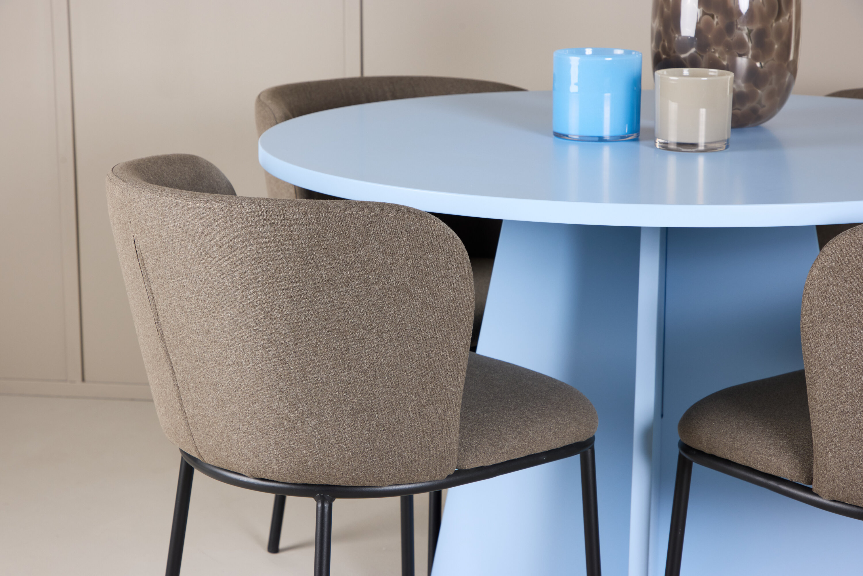 Bootcut, Edina ensemble repas rond bleu, noir, marron en situation dans une pièce décorée