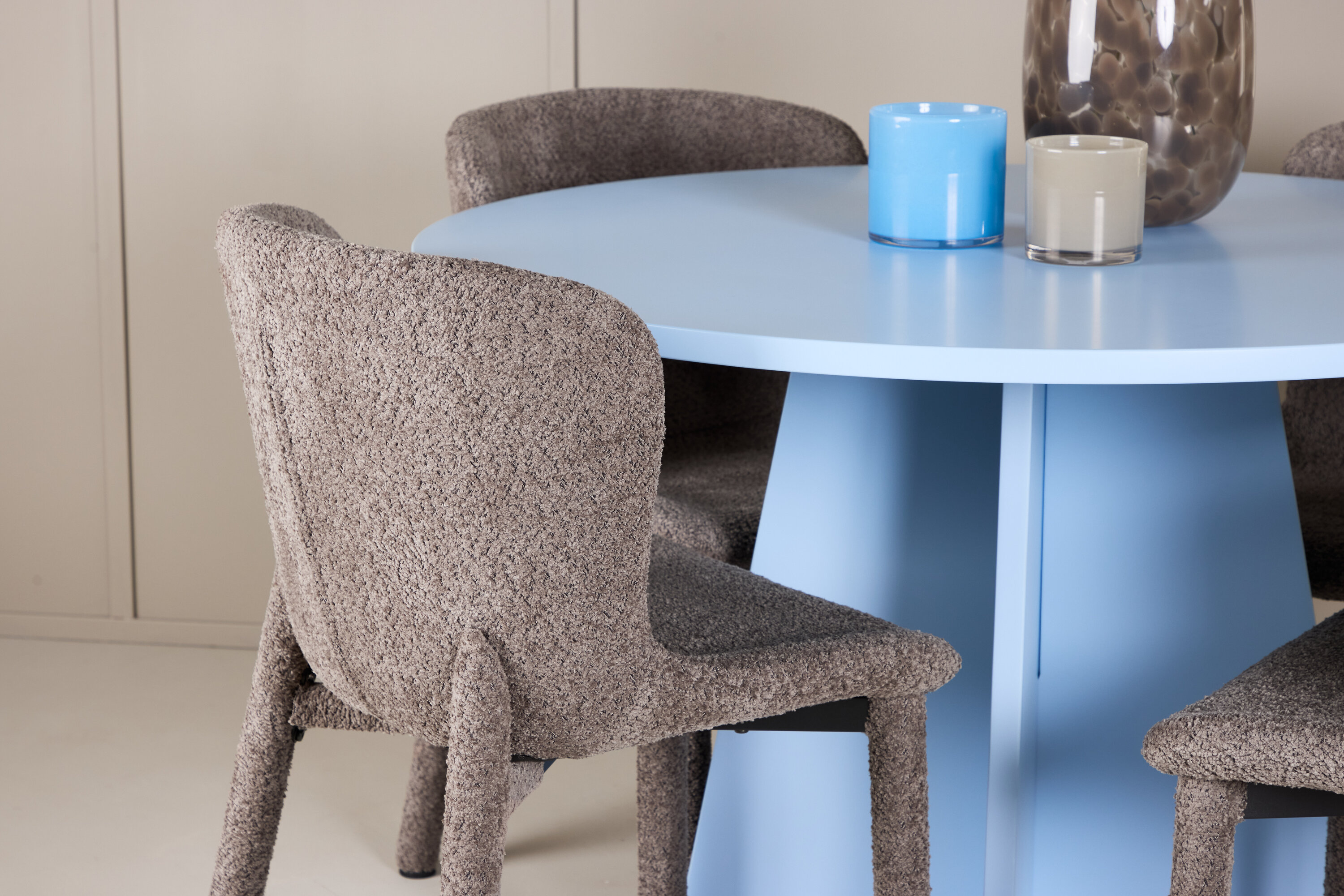 Bootcut, Astoria ensemble repas rond bleu, marron en situation dans une pièce décorée