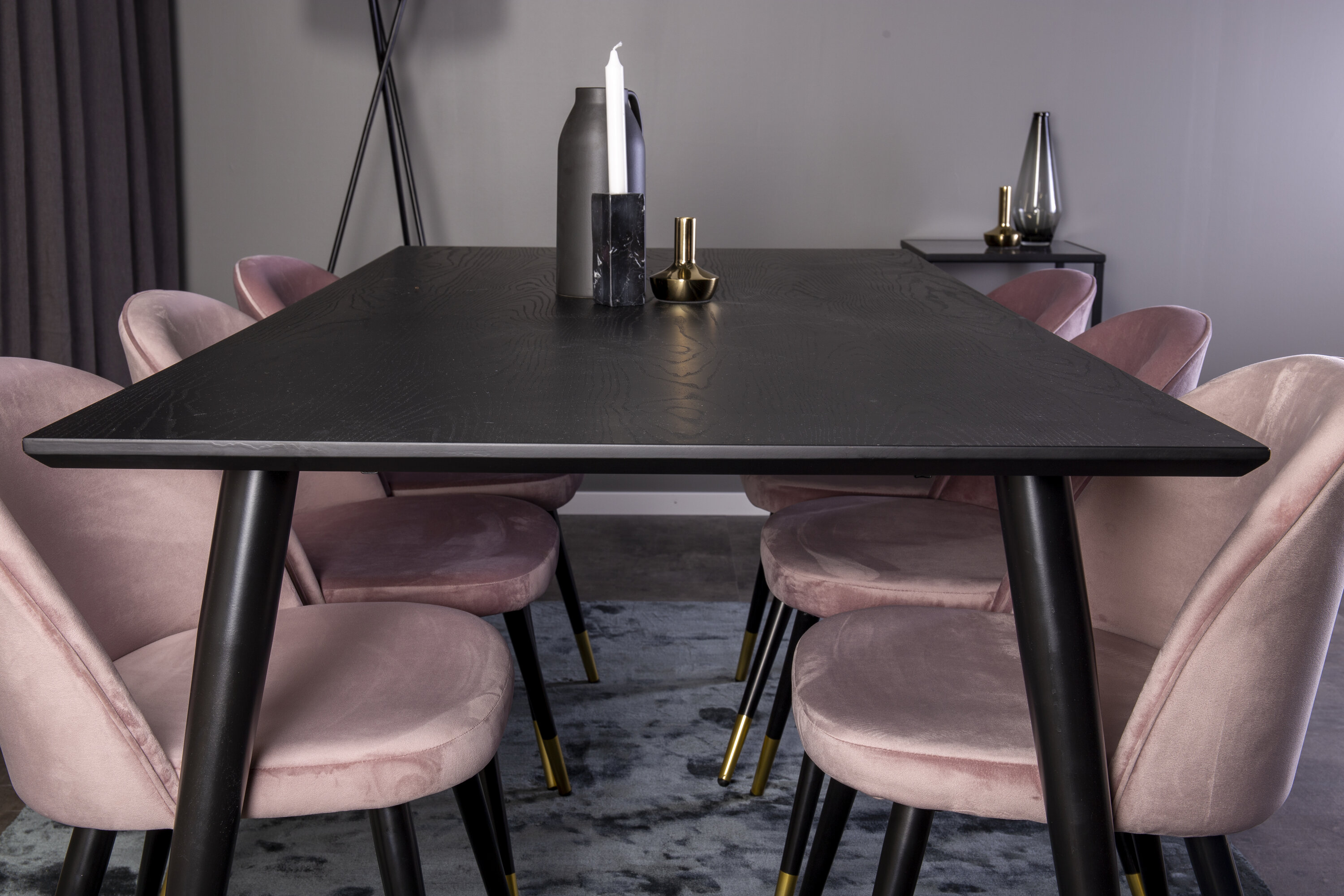 Détail du ensemble repas rectangulaire Dipp, Velvet noir, rose poudré, doré Table : 75 x 180 x 90 Chaise : 57 x 76,5 x 50 cm