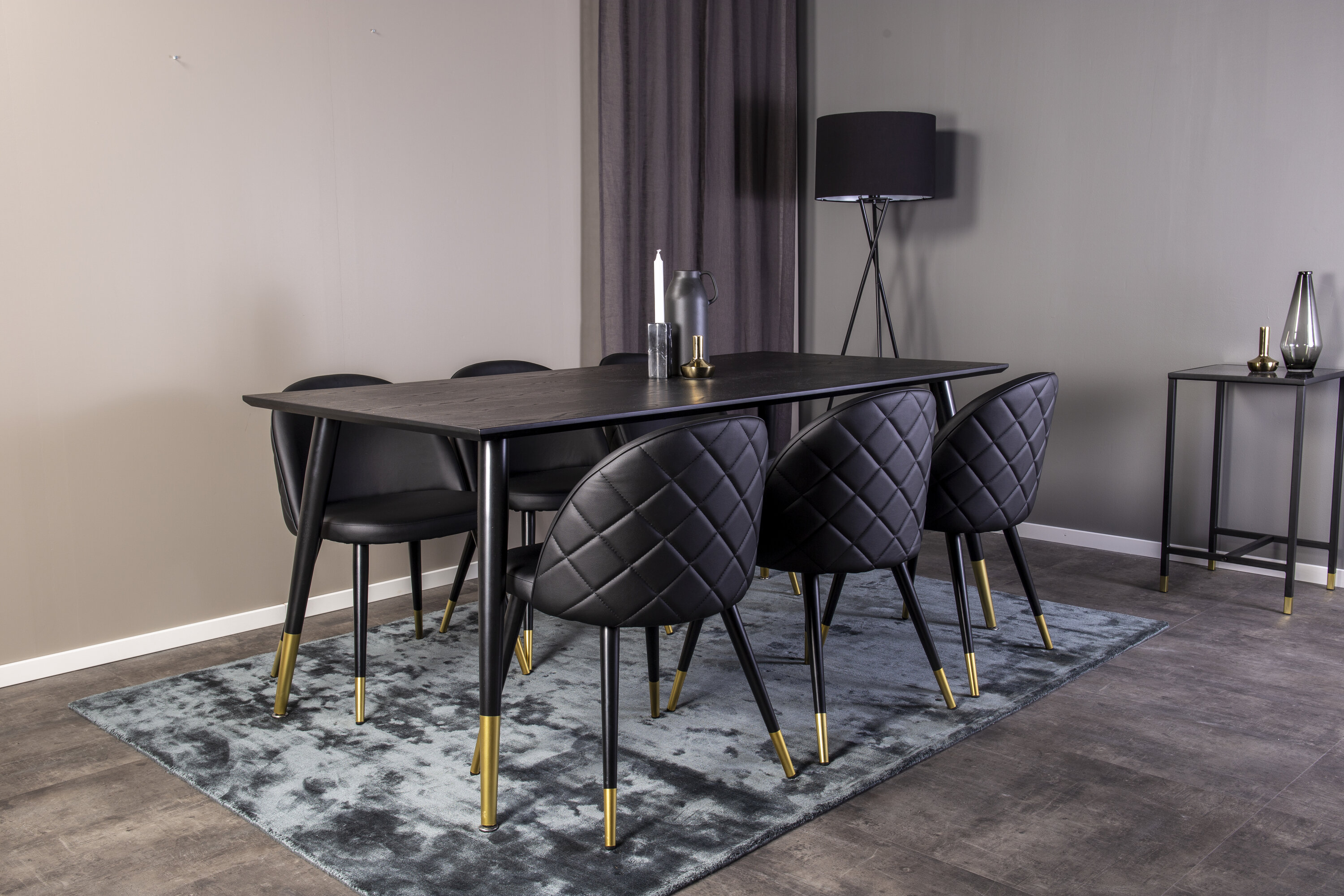 Détail du ensemble repas rectangulaire Dipp, Velvet noir, doré Table : 75 x 180 x 90 Chaise : 57 x 76,5 x 50 cm