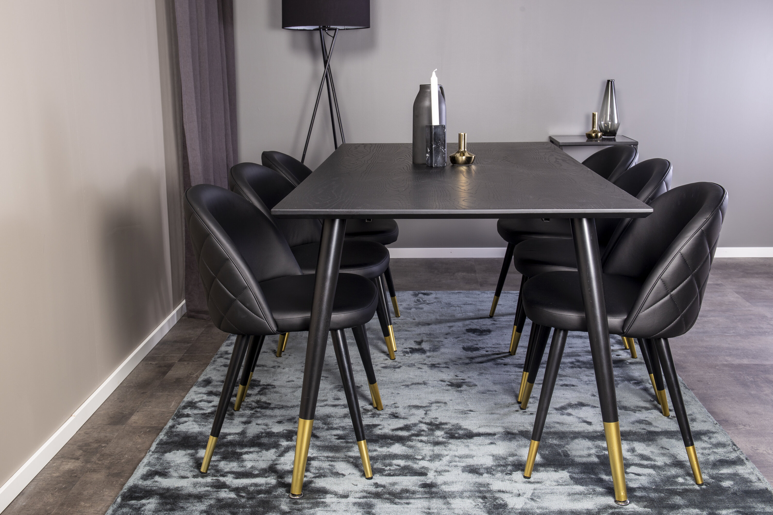 Détail du ensemble repas rectangulaire Dipp, Velvet noir, doré Table : 75 x 180 x 90 Chaise : 57 x 76,5 x 50 cm