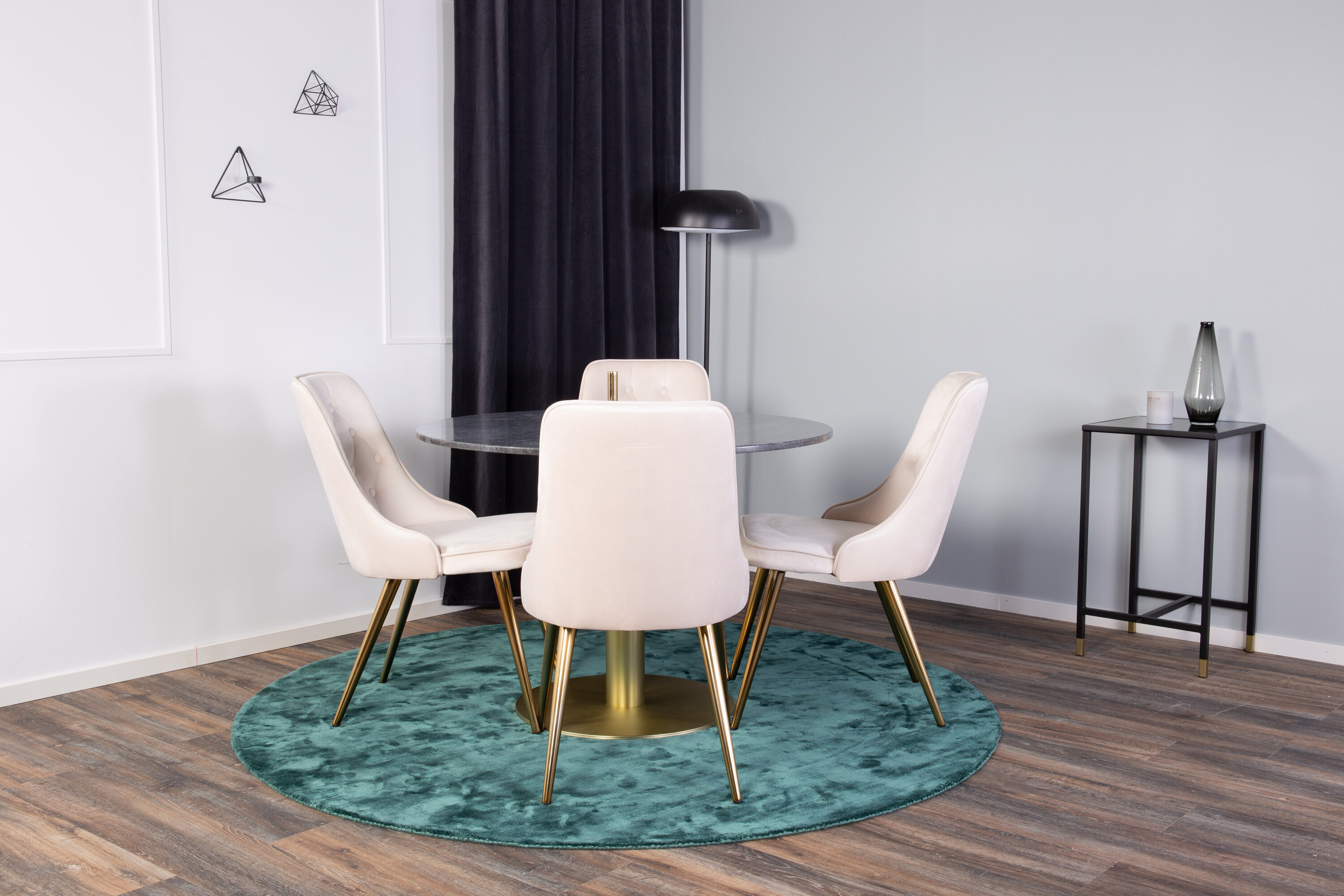 Détail du ensemble repas rond Estelle, Velvet Deluxe gris foncé, beige, doré Table : ⌀106 Chaise : 66 x 88,5 x 50 cm