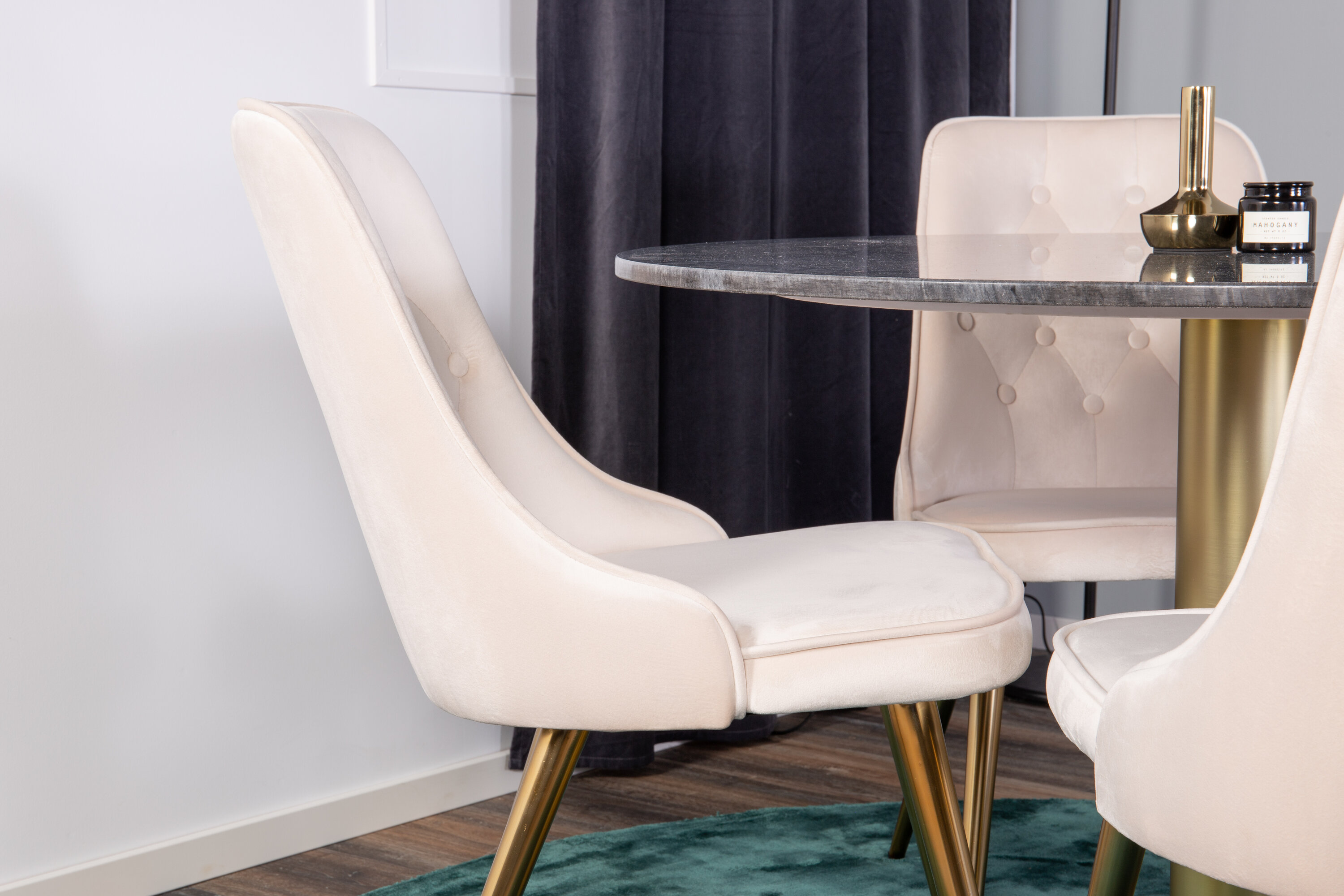 Détail du ensemble repas rond Estelle, Velvet Deluxe gris foncé, beige, doré Table : ⌀106 Chaise : 66 x 88,5 x 50 cm
