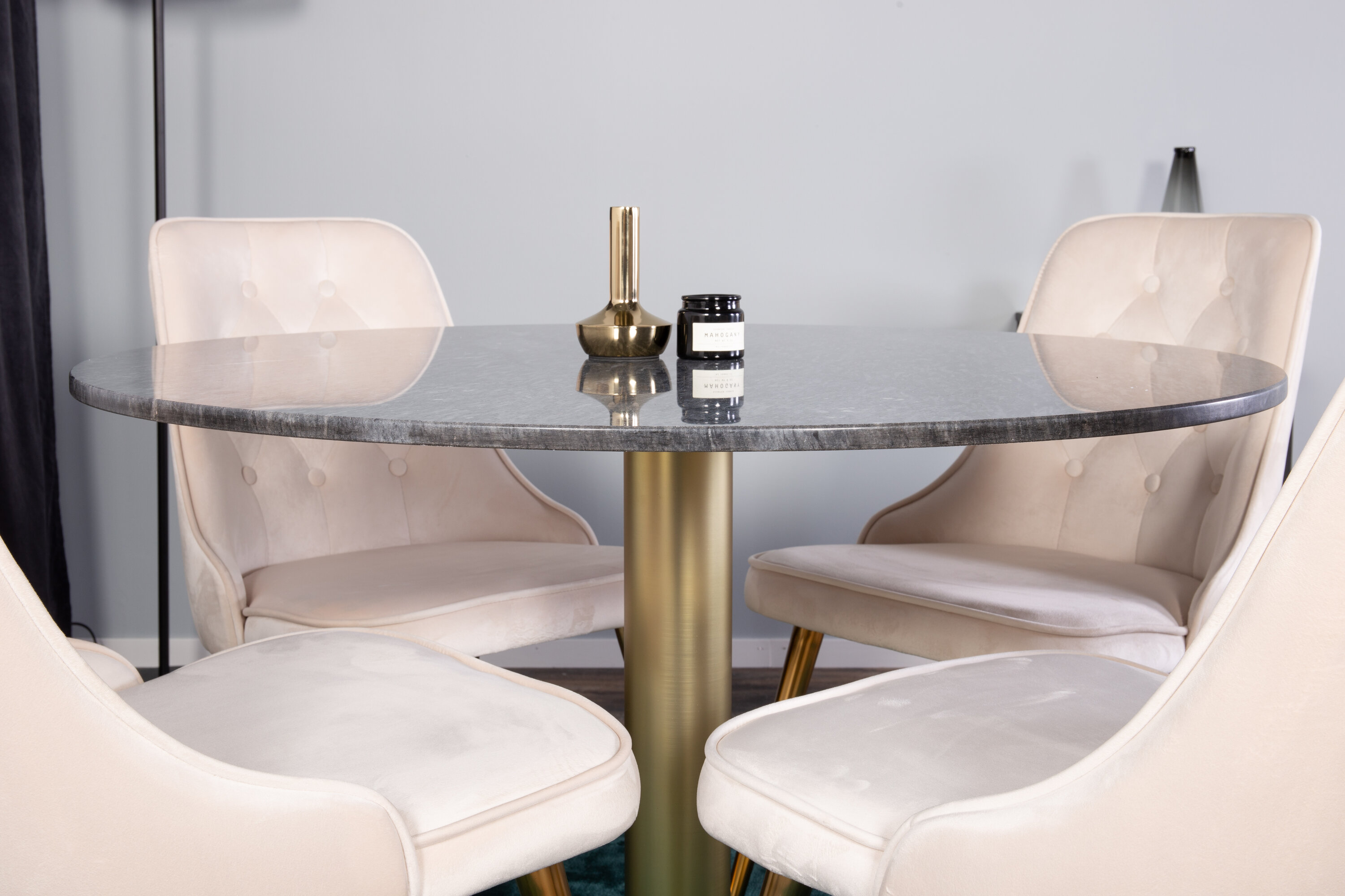 Détail du ensemble repas rond Estelle, Velvet Deluxe gris foncé, beige, doré Table : ⌀106 Chaise : 66 x 88,5 x 50 cm